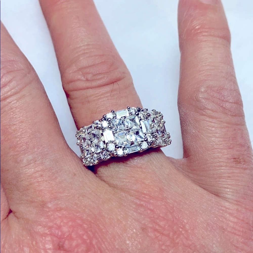 Bella Luce White Diamond Simulant Ring